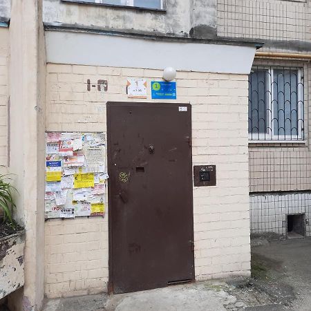 Посуточно Мини-Студия Метро Минская Киев Kyiv Exterior foto